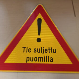 Tie suljettu puomilla ennakkomerkki