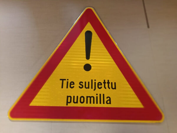 Tie suljettu puomilla ennakkomerkki